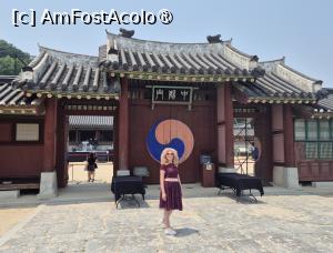 [P07] Poarta Jungyangmun cuprinde o poarta principala si 2 porti laterale, urmata de Drumul spre Bongsudang (camera de audiente regale), impartit in 3 drumuri, cel din mijloc fiind cel mai lat, pe o platforma ridicata, pe care doar regele putea merge. Se numeste Eodo sau Drumul Regelui, in timp ce cele laterale erau pentru supusi. Drumul din dreapta este pentru ofiterii civili, iar cel din stanga pentru ofiterii militari. » foto by geani anto
 - 
<span class="allrVoted glyphicon glyphicon-heart hidden" id="av1518106"></span>
<a class="m-l-10 hidden" id="sv1518106" onclick="voting_Foto_DelVot(,1518106,21685)" role="button">șterge vot <span class="glyphicon glyphicon-remove"></span></a>
<a id="v91518106" class=" c-red"  onclick="voting_Foto_SetVot(1518106)" role="button"><span class="glyphicon glyphicon-heart-empty"></span> <b>LIKE</b> = Votează poza</a> <img class="hidden"  id="f1518106W9" src="/imagini/loader.gif" border="0" /><span class="AjErrMes hidden" id="e1518106ErM"></span>