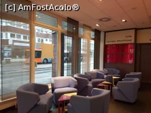 [P07] Lobby-ul. Se poate observa in strada autobuzul 25 despre care spuneam. Era oprit in statie, pe sensul catre gara.  » foto by tripyy
 - 
<span class="allrVoted glyphicon glyphicon-heart hidden" id="av842301"></span>
<a class="m-l-10 hidden" id="sv842301" onclick="voting_Foto_DelVot(,842301,21712)" role="button">șterge vot <span class="glyphicon glyphicon-remove"></span></a>
<a id="v9842301" class=" c-red"  onclick="voting_Foto_SetVot(842301)" role="button"><span class="glyphicon glyphicon-heart-empty"></span> <b>LIKE</b> = Votează poza</a> <img class="hidden"  id="f842301W9" src="/imagini/loader.gif" border="0" /><span class="AjErrMes hidden" id="e842301ErM"></span>