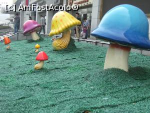 [P21] Décor la intrarea intr-un McDonalds in Qufu » foto by mishu
 - 
<span class="allrVoted glyphicon glyphicon-heart hidden" id="av725720"></span>
<a class="m-l-10 hidden" id="sv725720" onclick="voting_Foto_DelVot(,725720,21716)" role="button">șterge vot <span class="glyphicon glyphicon-remove"></span></a>
<a id="v9725720" class=" c-red"  onclick="voting_Foto_SetVot(725720)" role="button"><span class="glyphicon glyphicon-heart-empty"></span> <b>LIKE</b> = Votează poza</a> <img class="hidden"  id="f725720W9" src="/imagini/loader.gif" border="0" /><span class="AjErrMes hidden" id="e725720ErM"></span>