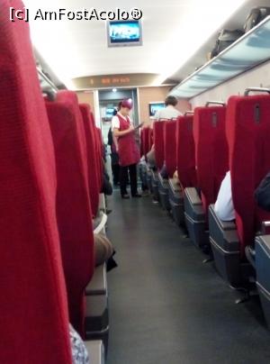 [P32] Insotitorii de bord care verificau biletele si daca va uitati exact sub scaun la margine se gaseste o mica clapeta gri care la capat de drum era apasata de personalul care facea curatenia si scaunele erau intoarse invers astfel incat nimeni nu mergea cu spatele. » foto by mishu
 - 
<span class="allrVoted glyphicon glyphicon-heart hidden" id="av725734"></span>
<a class="m-l-10 hidden" id="sv725734" onclick="voting_Foto_DelVot(,725734,21716)" role="button">șterge vot <span class="glyphicon glyphicon-remove"></span></a>
<a id="v9725734" class=" c-red"  onclick="voting_Foto_SetVot(725734)" role="button"><span class="glyphicon glyphicon-heart-empty"></span> <b>LIKE</b> = Votează poza</a> <img class="hidden"  id="f725734W9" src="/imagini/loader.gif" border="0" /><span class="AjErrMes hidden" id="e725734ErM"></span>