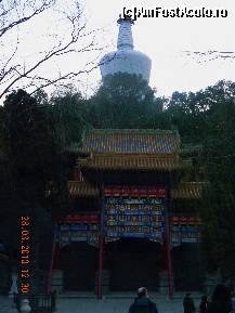 [P01] La intrare in parc, la inaltime (la propriu si la figurat) este Pagoda Alba » foto by MCM
 - 
<span class="allrVoted glyphicon glyphicon-heart hidden" id="av304322"></span>
<a class="m-l-10 hidden" id="sv304322" onclick="voting_Foto_DelVot(,304322,21754)" role="button">șterge vot <span class="glyphicon glyphicon-remove"></span></a>
<a id="v9304322" class=" c-red"  onclick="voting_Foto_SetVot(304322)" role="button"><span class="glyphicon glyphicon-heart-empty"></span> <b>LIKE</b> = Votează poza</a> <img class="hidden"  id="f304322W9" src="/imagini/loader.gif" border="0" /><span class="AjErrMes hidden" id="e304322ErM"></span>