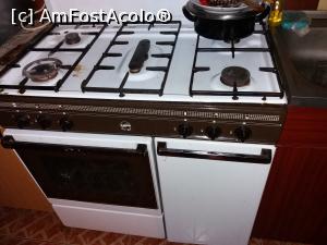 [P05] Aragaz la care cuptorul era defect, iar ochiurile mergeau foarte încet din cauză că erau blocate de grăsime necurațată.  » foto by getitaro
 - 
<span class="allrVoted glyphicon glyphicon-heart hidden" id="av847622"></span>
<a class="m-l-10 hidden" id="sv847622" onclick="voting_Foto_DelVot(,847622,21805)" role="button">șterge vot <span class="glyphicon glyphicon-remove"></span></a>
<a id="v9847622" class=" c-red"  onclick="voting_Foto_SetVot(847622)" role="button"><span class="glyphicon glyphicon-heart-empty"></span> <b>LIKE</b> = Votează poza</a> <img class="hidden"  id="f847622W9" src="/imagini/loader.gif" border="0" /><span class="AjErrMes hidden" id="e847622ErM"></span>