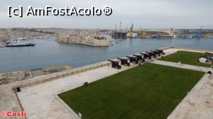 [P06] Saluting Battery, din Valeta, de unde se trage o salvă de tun la ora 12, în fiecare zi. Dincolo de golf, orașul Senglea.  » foto by Costi
 - 
<span class="allrVoted glyphicon glyphicon-heart hidden" id="av718593"></span>
<a class="m-l-10 hidden" id="sv718593" onclick="voting_Foto_DelVot(,718593,21813)" role="button">șterge vot <span class="glyphicon glyphicon-remove"></span></a>
<a id="v9718593" class=" c-red"  onclick="voting_Foto_SetVot(718593)" role="button"><span class="glyphicon glyphicon-heart-empty"></span> <b>LIKE</b> = Votează poza</a> <img class="hidden"  id="f718593W9" src="/imagini/loader.gif" border="0" /><span class="AjErrMes hidden" id="e718593ErM"></span>