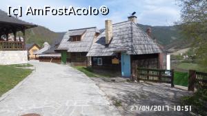 [P19] Casă în satul de lemn » foto by ungureanica
 - 
<span class="allrVoted glyphicon glyphicon-heart hidden" id="av851925"></span>
<a class="m-l-10 hidden" id="sv851925" onclick="voting_Foto_DelVot(,851925,21860)" role="button">șterge vot <span class="glyphicon glyphicon-remove"></span></a>
<a id="v9851925" class=" c-red"  onclick="voting_Foto_SetVot(851925)" role="button"><span class="glyphicon glyphicon-heart-empty"></span> <b>LIKE</b> = Votează poza</a> <img class="hidden"  id="f851925W9" src="/imagini/loader.gif" border="0" /><span class="AjErrMes hidden" id="e851925ErM"></span>