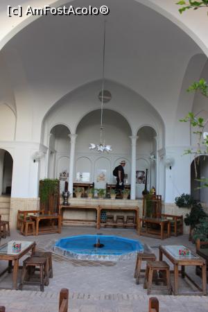 [P33] Kashan, Casa de Oaspeți Ehsan, Fântâna înconjurată de mese » foto by mprofeanu
 - 
<span class="allrVoted glyphicon glyphicon-heart hidden" id="av856489"></span>
<a class="m-l-10 hidden" id="sv856489" onclick="voting_Foto_DelVot(,856489,21921)" role="button">șterge vot <span class="glyphicon glyphicon-remove"></span></a>
<a id="v9856489" class=" c-red"  onclick="voting_Foto_SetVot(856489)" role="button"><span class="glyphicon glyphicon-heart-empty"></span> <b>LIKE</b> = Votează poza</a> <img class="hidden"  id="f856489W9" src="/imagini/loader.gif" border="0" /><span class="AjErrMes hidden" id="e856489ErM"></span>