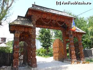 [P01] Mănăstirea Nucet - Poarta sculptată a aşezământului monastic.  » foto by iulianic
 - 
<span class="allrVoted glyphicon glyphicon-heart hidden" id="av648999"></span>
<a class="m-l-10 hidden" id="sv648999" onclick="voting_Foto_DelVot(,648999,21922)" role="button">șterge vot <span class="glyphicon glyphicon-remove"></span></a>
<a id="v9648999" class=" c-red"  onclick="voting_Foto_SetVot(648999)" role="button"><span class="glyphicon glyphicon-heart-empty"></span> <b>LIKE</b> = Votează poza</a> <img class="hidden"  id="f648999W9" src="/imagini/loader.gif" border="0" /><span class="AjErrMes hidden" id="e648999ErM"></span>