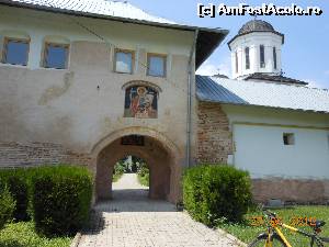 [P06] Mănăstirea Nucet - Deasupra intrării, Sf. Mare Mucenic Gheorghe, ocrotitorul sfântului lăcaş.  » foto by iulianic
 - 
<span class="allrVoted glyphicon glyphicon-heart hidden" id="av649004"></span>
<a class="m-l-10 hidden" id="sv649004" onclick="voting_Foto_DelVot(,649004,21922)" role="button">șterge vot <span class="glyphicon glyphicon-remove"></span></a>
<a id="v9649004" class=" c-red"  onclick="voting_Foto_SetVot(649004)" role="button"><span class="glyphicon glyphicon-heart-empty"></span> <b>LIKE</b> = Votează poza</a> <img class="hidden"  id="f649004W9" src="/imagini/loader.gif" border="0" /><span class="AjErrMes hidden" id="e649004ErM"></span>