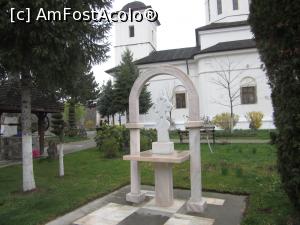 [P11] Monument în curtea bisericii » foto by Michi
 - 
<span class="allrVoted glyphicon glyphicon-heart hidden" id="av1367510"></span>
<a class="m-l-10 hidden" id="sv1367510" onclick="voting_Foto_DelVot(,1367510,21922)" role="button">șterge vot <span class="glyphicon glyphicon-remove"></span></a>
<a id="v91367510" class=" c-red"  onclick="voting_Foto_SetVot(1367510)" role="button"><span class="glyphicon glyphicon-heart-empty"></span> <b>LIKE</b> = Votează poza</a> <img class="hidden"  id="f1367510W9" src="/imagini/loader.gif" border="0" /><span class="AjErrMes hidden" id="e1367510ErM"></span>