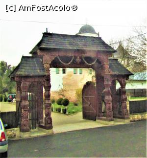 [P03] Poarta maramureşană sculptată » foto by Michi
 - 
<span class="allrVoted glyphicon glyphicon-heart hidden" id="av1367502"></span>
<a class="m-l-10 hidden" id="sv1367502" onclick="voting_Foto_DelVot(,1367502,21922)" role="button">șterge vot <span class="glyphicon glyphicon-remove"></span></a>
<a id="v91367502" class=" c-red"  onclick="voting_Foto_SetVot(1367502)" role="button"><span class="glyphicon glyphicon-heart-empty"></span> <b>LIKE</b> = Votează poza</a> <img class="hidden"  id="f1367502W9" src="/imagini/loader.gif" border="0" /><span class="AjErrMes hidden" id="e1367502ErM"></span>