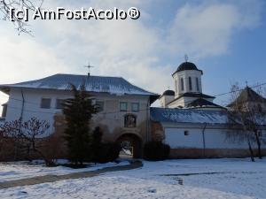 [P02] Clădirea muzeului și gang de acces pe latura estică - Mănăstirea Nucet, Dâmbovița.  » foto by tata123 🔱
 - 
<span class="allrVoted glyphicon glyphicon-heart hidden" id="av1053756"></span>
<a class="m-l-10 hidden" id="sv1053756" onclick="voting_Foto_DelVot(,1053756,21922)" role="button">șterge vot <span class="glyphicon glyphicon-remove"></span></a>
<a id="v91053756" class=" c-red"  onclick="voting_Foto_SetVot(1053756)" role="button"><span class="glyphicon glyphicon-heart-empty"></span> <b>LIKE</b> = Votează poza</a> <img class="hidden"  id="f1053756W9" src="/imagini/loader.gif" border="0" /><span class="AjErrMes hidden" id="e1053756ErM"></span>