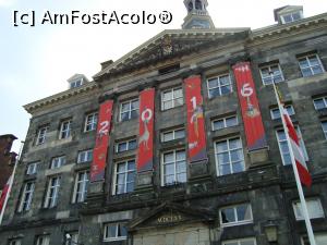 [P07] Vechea primărie din orasul Den Bosch, pavoazată la ceas aniversar -500 de ani de la moartea pictorului născut în acest oraș.  » foto by mireille
 - 
<span class="allrVoted glyphicon glyphicon-heart hidden" id="av857196"></span>
<a class="m-l-10 hidden" id="sv857196" onclick="voting_Foto_DelVot(,857196,21937)" role="button">șterge vot <span class="glyphicon glyphicon-remove"></span></a>
<a id="v9857196" class=" c-red"  onclick="voting_Foto_SetVot(857196)" role="button"><span class="glyphicon glyphicon-heart-empty"></span> <b>LIKE</b> = Votează poza</a> <img class="hidden"  id="f857196W9" src="/imagini/loader.gif" border="0" /><span class="AjErrMes hidden" id="e857196ErM"></span>