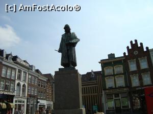 [P08] Statuia pictorului din piața centrală, la doi pași de fosta lui casă.  » foto by mireille
 - 
<span class="allrVoted glyphicon glyphicon-heart hidden" id="av857197"></span>
<a class="m-l-10 hidden" id="sv857197" onclick="voting_Foto_DelVot(,857197,21937)" role="button">șterge vot <span class="glyphicon glyphicon-remove"></span></a>
<a id="v9857197" class=" c-red"  onclick="voting_Foto_SetVot(857197)" role="button"><span class="glyphicon glyphicon-heart-empty"></span> <b>LIKE</b> = Votează poza</a> <img class="hidden"  id="f857197W9" src="/imagini/loader.gif" border="0" /><span class="AjErrMes hidden" id="e857197ErM"></span>