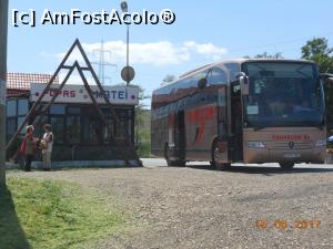 [P19] Costești - Popas 'La Matei' și autocarul nostru staționat vis-a-vis de Restaurant Poliana.  » foto by iulianic
 - 
<span class="allrVoted glyphicon glyphicon-heart hidden" id="av857321"></span>
<a class="m-l-10 hidden" id="sv857321" onclick="voting_Foto_DelVot(,857321,21941)" role="button">șterge vot <span class="glyphicon glyphicon-remove"></span></a>
<a id="v9857321" class=" c-red"  onclick="voting_Foto_SetVot(857321)" role="button"><span class="glyphicon glyphicon-heart-empty"></span> <b>LIKE</b> = Votează poza</a> <img class="hidden"  id="f857321W9" src="/imagini/loader.gif" border="0" /><span class="AjErrMes hidden" id="e857321ErM"></span>