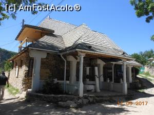 [P22] Butuceni - Casă de piatră cu fântână.  » foto by iulianic
 - 
<span class="allrVoted glyphicon glyphicon-heart hidden" id="av857904"></span>
<a class="m-l-10 hidden" id="sv857904" onclick="voting_Foto_DelVot(,857904,21955)" role="button">șterge vot <span class="glyphicon glyphicon-remove"></span></a>
<a id="v9857904" class=" c-red"  onclick="voting_Foto_SetVot(857904)" role="button"><span class="glyphicon glyphicon-heart-empty"></span> <b>LIKE</b> = Votează poza</a> <img class="hidden"  id="f857904W9" src="/imagini/loader.gif" border="0" /><span class="AjErrMes hidden" id="e857904ErM"></span>