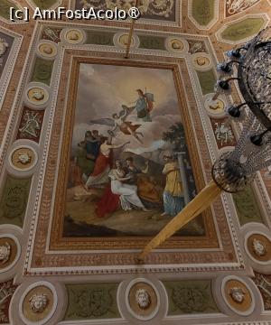 [P33] Lucrarile de decorare ale camerei au inceput din anii dominatiei franceze, cu realizarea unei fresce de tavan infatisandu-l pe zeul Pallas rasplatind stiintele si artele. » foto by geani anto
 - 
<span class="allrVoted glyphicon glyphicon-heart hidden" id="av1411102"></span>
<a class="m-l-10 hidden" id="sv1411102" onclick="voting_Foto_DelVot(,1411102,21978)" role="button">șterge vot <span class="glyphicon glyphicon-remove"></span></a>
<a id="v91411102" class=" c-red"  onclick="voting_Foto_SetVot(1411102)" role="button"><span class="glyphicon glyphicon-heart-empty"></span> <b>LIKE</b> = Votează poza</a> <img class="hidden"  id="f1411102W9" src="/imagini/loader.gif" border="0" /><span class="AjErrMes hidden" id="e1411102ErM"></span>