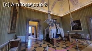 [P47] Mobilierul pretios din dormitorul lui Joachim Murat este in stil Empire si provine, ca si cel al urmatoarelor doua camere, din Palatul regal din Portici, resedinta preferata a lui Joachim Murat si Carolina Bonaparte.  » foto by geani anto
 - 
<span class="allrVoted glyphicon glyphicon-heart hidden" id="av1411116"></span>
<a class="m-l-10 hidden" id="sv1411116" onclick="voting_Foto_DelVot(,1411116,21978)" role="button">șterge vot <span class="glyphicon glyphicon-remove"></span></a>
<a id="v91411116" class=" c-red"  onclick="voting_Foto_SetVot(1411116)" role="button"><span class="glyphicon glyphicon-heart-empty"></span> <b>LIKE</b> = Votează poza</a> <img class="hidden"  id="f1411116W9" src="/imagini/loader.gif" border="0" /><span class="AjErrMes hidden" id="e1411116ErM"></span>