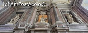 [P06] Pe perete se remarca trei sculpturi mari: in centru, ,,Majestatea Regala”, care il infatiseaza pe regele Carol calare pe un leu, flancat de ,,Meritul” si ,,Adevarul”, reprezentand calitatile pe care fiecare oaspete al Casei Regale trebuia sa le posede pentru a ajunge in prezenta Regelui. » foto by geani anto
 - 
<span class="allrVoted glyphicon glyphicon-heart hidden" id="av1411075"></span>
<a class="m-l-10 hidden" id="sv1411075" onclick="voting_Foto_DelVot(,1411075,21978)" role="button">șterge vot <span class="glyphicon glyphicon-remove"></span></a>
<a id="v91411075" class=" c-red"  onclick="voting_Foto_SetVot(1411075)" role="button"><span class="glyphicon glyphicon-heart-empty"></span> <b>LIKE</b> = Votează poza</a> <img class="hidden"  id="f1411075W9" src="/imagini/loader.gif" border="0" /><span class="AjErrMes hidden" id="e1411075ErM"></span>