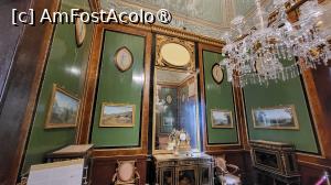 [P12] Cabinetul lui Ferdinand al IV-lea este extrem de rafinat, locul unde suveranul se retragea sa scrie si sa gandeasca in liniste. Este mobilat in stil neoclasic, de inspiratie germana, in concordanta cu originile reginei. Peretii acoperiti cu panouri din lemn sunt decorati cu sapte medalioane care inf » foto by geani anto
 - 
<span class="allrVoted glyphicon glyphicon-heart hidden" id="av1411287"></span>
<a class="m-l-10 hidden" id="sv1411287" onclick="voting_Foto_DelVot(,1411287,21978)" role="button">șterge vot <span class="glyphicon glyphicon-remove"></span></a>
<a id="v91411287" class=" c-red"  onclick="voting_Foto_SetVot(1411287)" role="button"><span class="glyphicon glyphicon-heart-empty"></span> <b>LIKE</b> = Votează poza</a> <img class="hidden"  id="f1411287W9" src="/imagini/loader.gif" border="0" /><span class="AjErrMes hidden" id="e1411287ErM"></span>