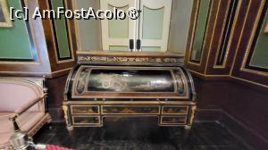 [P13] Mobilierul din lemn de abanos si lac chinezesc in stil oriental, era un curent la moda, larg raspandit la curtile regale europene in sec. al XVIII-lea. Acesta este o copie, originalul achizitionat de rege in Frankfurt fiind expus la Muzeul Metropolitan de Arte din New York. » foto by geani anto
 - 
<span class="allrVoted glyphicon glyphicon-heart hidden" id="av1411288"></span>
<a class="m-l-10 hidden" id="sv1411288" onclick="voting_Foto_DelVot(,1411288,21978)" role="button">șterge vot <span class="glyphicon glyphicon-remove"></span></a>
<a id="v91411288" class=" c-red"  onclick="voting_Foto_SetVot(1411288)" role="button"><span class="glyphicon glyphicon-heart-empty"></span> <b>LIKE</b> = Votează poza</a> <img class="hidden"  id="f1411288W9" src="/imagini/loader.gif" border="0" /><span class="AjErrMes hidden" id="e1411288ErM"></span>