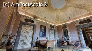 [P15] Dormitorul regelui Ferdinand al IV-lea si al reginei Maria Carolina a suferit o transformare radicala la moartea regelui Francisc al II-lea, despre care se presupune ca ar fi murit din cauza unei boli contagioase. Pentru a reduce efectele contagiozitatii, mobilierul original a fost înlocuit. » foto by geani anto
 - 
<span class="allrVoted glyphicon glyphicon-heart hidden" id="av1411290"></span>
<a class="m-l-10 hidden" id="sv1411290" onclick="voting_Foto_DelVot(,1411290,21978)" role="button">șterge vot <span class="glyphicon glyphicon-remove"></span></a>
<a id="v91411290" class=" c-red"  onclick="voting_Foto_SetVot(1411290)" role="button"><span class="glyphicon glyphicon-heart-empty"></span> <b>LIKE</b> = Votează poza</a> <img class="hidden"  id="f1411290W9" src="/imagini/loader.gif" border="0" /><span class="AjErrMes hidden" id="e1411290ErM"></span>