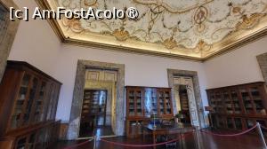 [P30] Cu cele peste 14.000 de volume de literatura, istorie, filozofie, teatru, drept si arta militara, colectia de carte a Bibliotecii Palatine contine cele mai semnificative exemple de cultura europeana si napoletana, o reflectare a gusturilor literare ale proprietarilor sai: Maria Carolina de Habsburg, Carolina Murat si Ferdinand al II-lea. Cele doua regine au fost in primul rand responsabile pentru imbogatirea colectiei in timp. » foto by geani anto
 - 
<span class="allrVoted glyphicon glyphicon-heart hidden" id="av1411305"></span>
<a class="m-l-10 hidden" id="sv1411305" onclick="voting_Foto_DelVot(,1411305,21978)" role="button">șterge vot <span class="glyphicon glyphicon-remove"></span></a>
<a id="v91411305" class=" c-red"  onclick="voting_Foto_SetVot(1411305)" role="button"><span class="glyphicon glyphicon-heart-empty"></span> <b>LIKE</b> = Votează poza</a> <img class="hidden"  id="f1411305W9" src="/imagini/loader.gif" border="0" /><span class="AjErrMes hidden" id="e1411305ErM"></span>