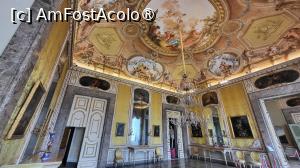 [P06] Sala toamnei- camera a fost folosita de suverani ca sala de mese publica. In camera mica din spate se afla stramosul liftului de marfa si scarile care fac legatura cu etajul superior, dedicat servitorilor si cu etajul inferior, unde erau amplasate bucatariile. » foto by geani anto
 - 
<span class="allrVoted glyphicon glyphicon-heart hidden" id="av1411281"></span>
<a class="m-l-10 hidden" id="sv1411281" onclick="voting_Foto_DelVot(,1411281,21978)" role="button">șterge vot <span class="glyphicon glyphicon-remove"></span></a>
<a id="v91411281" class=" c-red"  onclick="voting_Foto_SetVot(1411281)" role="button"><span class="glyphicon glyphicon-heart-empty"></span> <b>LIKE</b> = Votează poza</a> <img class="hidden"  id="f1411281W9" src="/imagini/loader.gif" border="0" /><span class="AjErrMes hidden" id="e1411281ErM"></span>