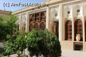 [P44] Yazd, Muzeul Apei, Geamuri, bolți pe fațada casei, 2 camere cu trei uși pe lateral și cameră cu ferestre orsi în mijloc » foto by mprofeanu
 - 
<span class="allrVoted glyphicon glyphicon-heart hidden" id="av865290"></span>
<a class="m-l-10 hidden" id="sv865290" onclick="voting_Foto_DelVot(,865290,22077)" role="button">șterge vot <span class="glyphicon glyphicon-remove"></span></a>
<a id="v9865290" class=" c-red"  onclick="voting_Foto_SetVot(865290)" role="button"><span class="glyphicon glyphicon-heart-empty"></span> <b>LIKE</b> = Votează poza</a> <img class="hidden"  id="f865290W9" src="/imagini/loader.gif" border="0" /><span class="AjErrMes hidden" id="e865290ErM"></span>