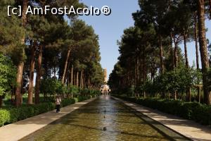 [P51] Yazd, Dolat Abad Garden, Apă, alei și pomi » foto by mprofeanu
 - 
<span class="allrVoted glyphicon glyphicon-heart hidden" id="av865297"></span>
<a class="m-l-10 hidden" id="sv865297" onclick="voting_Foto_DelVot(,865297,22077)" role="button">șterge vot <span class="glyphicon glyphicon-remove"></span></a>
<a id="v9865297" class=" c-red"  onclick="voting_Foto_SetVot(865297)" role="button"><span class="glyphicon glyphicon-heart-empty"></span> <b>LIKE</b> = Votează poza</a> <img class="hidden"  id="f865297W9" src="/imagini/loader.gif" border="0" /><span class="AjErrMes hidden" id="e865297ErM"></span>