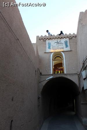 [P74] Yazd, Orașul Vechi, Art House spre intrare, se văd oameni pe acoperiș » foto by mprofeanu
 - 
<span class="allrVoted glyphicon glyphicon-heart hidden" id="av865320"></span>
<a class="m-l-10 hidden" id="sv865320" onclick="voting_Foto_DelVot(,865320,22077)" role="button">șterge vot <span class="glyphicon glyphicon-remove"></span></a>
<a id="v9865320" class=" c-red"  onclick="voting_Foto_SetVot(865320)" role="button"><span class="glyphicon glyphicon-heart-empty"></span> <b>LIKE</b> = Votează poza</a> <img class="hidden"  id="f865320W9" src="/imagini/loader.gif" border="0" /><span class="AjErrMes hidden" id="e865320ErM"></span>