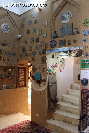 [P82] Yazd, Orașul Vechi, Casă cu expoziție de artizanat și cu posibilitate de a urca pe acoperiș contra cost » foto by mprofeanu
 - 
<span class="allrVoted glyphicon glyphicon-heart hidden" id="av865328"></span>
<a class="m-l-10 hidden" id="sv865328" onclick="voting_Foto_DelVot(,865328,22077)" role="button">șterge vot <span class="glyphicon glyphicon-remove"></span></a>
<a id="v9865328" class=" c-red"  onclick="voting_Foto_SetVot(865328)" role="button"><span class="glyphicon glyphicon-heart-empty"></span> <b>LIKE</b> = Votează poza</a> <img class="hidden"  id="f865328W9" src="/imagini/loader.gif" border="0" /><span class="AjErrMes hidden" id="e865328ErM"></span>