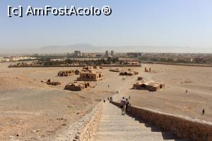 [P14] Yazd, Turnurile Tăcerii, clădirile de la baza turnului mai mic și zona de formă dreptunghiulară este cimitirul nou zoroastrian din beton » foto by mprofeanu
 - 
<span class="allrVoted glyphicon glyphicon-heart hidden" id="av867946"></span>
<a class="m-l-10 hidden" id="sv867946" onclick="voting_Foto_DelVot(,867946,22077)" role="button">șterge vot <span class="glyphicon glyphicon-remove"></span></a>
<a id="v9867946" class=" c-red"  onclick="voting_Foto_SetVot(867946)" role="button"><span class="glyphicon glyphicon-heart-empty"></span> <b>LIKE</b> = Votează poza</a> <img class="hidden"  id="f867946W9" src="/imagini/loader.gif" border="0" /><span class="AjErrMes hidden" id="e867946ErM"></span>