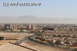 [P25] Yazd, Turnurile Tăcerii, orașul, parcarea și intrarea la complex în partea stângă a pozei » foto by mprofeanu
 - 
<span class="allrVoted glyphicon glyphicon-heart hidden" id="av867972"></span>
<a class="m-l-10 hidden" id="sv867972" onclick="voting_Foto_DelVot(,867972,22077)" role="button">șterge vot <span class="glyphicon glyphicon-remove"></span></a>
<a id="v9867972" class=" c-red"  onclick="voting_Foto_SetVot(867972)" role="button"><span class="glyphicon glyphicon-heart-empty"></span> <b>LIKE</b> = Votează poza</a> <img class="hidden"  id="f867972W9" src="/imagini/loader.gif" border="0" /><span class="AjErrMes hidden" id="e867972ErM"></span>