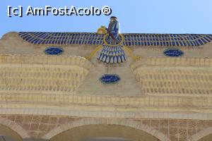 [P27] Yazd, Templul Focului, Farvahar, gigantul înger păzitor de pe frontispiciul clădirii întâmpină vizitatorii » foto by mprofeanu
 - 
<span class="allrVoted glyphicon glyphicon-heart hidden" id="av867974"></span>
<a class="m-l-10 hidden" id="sv867974" onclick="voting_Foto_DelVot(,867974,22077)" role="button">șterge vot <span class="glyphicon glyphicon-remove"></span></a>
<a id="v9867974" class=" c-red"  onclick="voting_Foto_SetVot(867974)" role="button"><span class="glyphicon glyphicon-heart-empty"></span> <b>LIKE</b> = Votează poza</a> <img class="hidden"  id="f867974W9" src="/imagini/loader.gif" border="0" /><span class="AjErrMes hidden" id="e867974ErM"></span>
