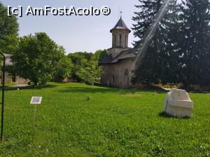 [P06] Biserica Sf Vineri. In stânga se vede casa doamnei Bălașa.  » foto by iulian68
 - 
<span class="allrVoted glyphicon glyphicon-heart hidden" id="av965430"></span>
<a class="m-l-10 hidden" id="sv965430" onclick="voting_Foto_DelVot(,965430,22157)" role="button">șterge vot <span class="glyphicon glyphicon-remove"></span></a>
<a id="v9965430" class=" c-red"  onclick="voting_Foto_SetVot(965430)" role="button"><span class="glyphicon glyphicon-heart-empty"></span> <b>LIKE</b> = Votează poza</a> <img class="hidden"  id="f965430W9" src="/imagini/loader.gif" border="0" /><span class="AjErrMes hidden" id="e965430ErM"></span>