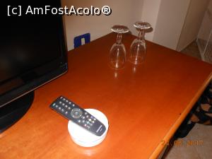 [P22] Hotel Leonardo - Camera 203. Paharele puse direct pe masă.  » foto by iulianic
 - 
<span class="allrVoted glyphicon glyphicon-heart hidden" id="av873230"></span>
<a class="m-l-10 hidden" id="sv873230" onclick="voting_Foto_DelVot(,873230,22201)" role="button">șterge vot <span class="glyphicon glyphicon-remove"></span></a>
<a id="v9873230" class=" c-red"  onclick="voting_Foto_SetVot(873230)" role="button"><span class="glyphicon glyphicon-heart-empty"></span> <b>LIKE</b> = Votează poza</a> <img class="hidden"  id="f873230W9" src="/imagini/loader.gif" border="0" /><span class="AjErrMes hidden" id="e873230ErM"></span>