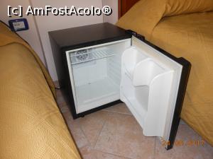 [P23] Hotel Leonardo - Camera 203. Minibarul gol.  » foto by iulianic
 - 
<span class="allrVoted glyphicon glyphicon-heart hidden" id="av873231"></span>
<a class="m-l-10 hidden" id="sv873231" onclick="voting_Foto_DelVot(,873231,22201)" role="button">șterge vot <span class="glyphicon glyphicon-remove"></span></a>
<a id="v9873231" class=" c-red"  onclick="voting_Foto_SetVot(873231)" role="button"><span class="glyphicon glyphicon-heart-empty"></span> <b>LIKE</b> = Votează poza</a> <img class="hidden"  id="f873231W9" src="/imagini/loader.gif" border="0" /><span class="AjErrMes hidden" id="e873231ErM"></span>