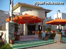 [P03] Terasa Palude, un fast-food grecesc.  » foto by macius
 - 
<span class="allrVoted glyphicon glyphicon-heart hidden" id="av429625"></span>
<a class="m-l-10 hidden" id="sv429625" onclick="voting_Foto_DelVot(,429625,22302)" role="button">șterge vot <span class="glyphicon glyphicon-remove"></span></a>
<a id="v9429625" class=" c-red"  onclick="voting_Foto_SetVot(429625)" role="button"><span class="glyphicon glyphicon-heart-empty"></span> <b>LIKE</b> = Votează poza</a> <img class="hidden"  id="f429625W9" src="/imagini/loader.gif" border="0" /><span class="AjErrMes hidden" id="e429625ErM"></span>