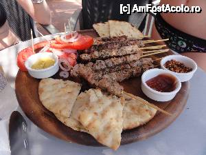 [P02] Souvlaki la amiaza pe terasa Beba langa plaja, doar 1 euro frigaruia, lipia, sos si salata gratis, foarte gustos si avantajos.  » foto by ichbin
 - 
<span class="allrVoted glyphicon glyphicon-heart hidden" id="av453401"></span>
<a class="m-l-10 hidden" id="sv453401" onclick="voting_Foto_DelVot(,453401,22302)" role="button">șterge vot <span class="glyphicon glyphicon-remove"></span></a>
<a id="v9453401" class=" c-red"  onclick="voting_Foto_SetVot(453401)" role="button"><span class="glyphicon glyphicon-heart-empty"></span> <b>LIKE</b> = Votează poza</a> <img class="hidden"  id="f453401W9" src="/imagini/loader.gif" border="0" /><span class="AjErrMes hidden" id="e453401ErM"></span>
