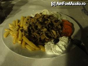 [P03] Gyros la restaurantul Fedra, portie foarte generoasa, suficient sa se sature o persoana cu apetit mare, foarte gustos.  » foto by ichbin
 - 
<span class="allrVoted glyphicon glyphicon-heart hidden" id="av453402"></span>
<a class="m-l-10 hidden" id="sv453402" onclick="voting_Foto_DelVot(,453402,22302)" role="button">șterge vot <span class="glyphicon glyphicon-remove"></span></a>
<a id="v9453402" class=" c-red"  onclick="voting_Foto_SetVot(453402)" role="button"><span class="glyphicon glyphicon-heart-empty"></span> <b>LIKE</b> = Votează poza</a> <img class="hidden"  id="f453402W9" src="/imagini/loader.gif" border="0" /><span class="AjErrMes hidden" id="e453402ErM"></span>