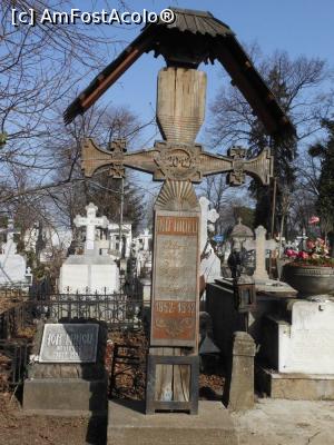 [P11] Cimitirul Bellu - Troița de lemn de la mormântul arhitectului Ion Mincu. » foto by iulianic
 - 
<span class="allrVoted glyphicon glyphicon-heart hidden" id="av1217859"></span>
<a class="m-l-10 hidden" id="sv1217859" onclick="voting_Foto_DelVot(,1217859,22321)" role="button">șterge vot <span class="glyphicon glyphicon-remove"></span></a>
<a id="v91217859" class=" c-red"  onclick="voting_Foto_SetVot(1217859)" role="button"><span class="glyphicon glyphicon-heart-empty"></span> <b>LIKE</b> = Votează poza</a> <img class="hidden"  id="f1217859W9" src="/imagini/loader.gif" border="0" /><span class="AjErrMes hidden" id="e1217859ErM"></span>