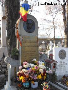 [P34] Cimitirul Bellu - Mormantul poetului Mihai Eminescu. » foto by iulianic
 - 
<span class="allrVoted glyphicon glyphicon-heart hidden" id="av282378"></span>
<a class="m-l-10 hidden" id="sv282378" onclick="voting_Foto_DelVot(,282378,22321)" role="button">șterge vot <span class="glyphicon glyphicon-remove"></span></a>
<a id="v9282378" class=" c-red"  onclick="voting_Foto_SetVot(282378)" role="button"><span class="glyphicon glyphicon-heart-empty"></span> <b>LIKE</b> = Votează poza</a> <img class="hidden"  id="f282378W9" src="/imagini/loader.gif" border="0" /><span class="AjErrMes hidden" id="e282378ErM"></span>
