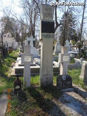 [P47] Cimitirul Bellu - Mormântul poetului George Bacovia şi al soţiei sale Agatha.  » foto by iulianic
 - 
<span class="allrVoted glyphicon glyphicon-heart hidden" id="av502377"></span>
<a class="m-l-10 hidden" id="sv502377" onclick="voting_Foto_DelVot(,502377,22321)" role="button">șterge vot <span class="glyphicon glyphicon-remove"></span></a>
<a id="v9502377" class=" c-red"  onclick="voting_Foto_SetVot(502377)" role="button"><span class="glyphicon glyphicon-heart-empty"></span> <b>LIKE</b> = Votează poza</a> <img class="hidden"  id="f502377W9" src="/imagini/loader.gif" border="0" /><span class="AjErrMes hidden" id="e502377ErM"></span>