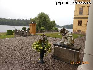 [P03] Palatul Drottningholm - Terasa din faţa palatului şi punctul de strajă.  » foto by iulianic
 - 
<span class="allrVoted glyphicon glyphicon-heart hidden" id="av581384"></span>
<a class="m-l-10 hidden" id="sv581384" onclick="voting_Foto_DelVot(,581384,22348)" role="button">șterge vot <span class="glyphicon glyphicon-remove"></span></a>
<a id="v9581384" class=" c-red"  onclick="voting_Foto_SetVot(581384)" role="button"><span class="glyphicon glyphicon-heart-empty"></span> <b>LIKE</b> = Votează poza</a> <img class="hidden"  id="f581384W9" src="/imagini/loader.gif" border="0" /><span class="AjErrMes hidden" id="e581384ErM"></span>