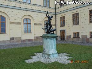 [P04] Palatul Drottningholm - Una dintre sculpturile care decorează curtea interioară.  » foto by iulianic
 - 
<span class="allrVoted glyphicon glyphicon-heart hidden" id="av581385"></span>
<a class="m-l-10 hidden" id="sv581385" onclick="voting_Foto_DelVot(,581385,22348)" role="button">șterge vot <span class="glyphicon glyphicon-remove"></span></a>
<a id="v9581385" class=" c-red"  onclick="voting_Foto_SetVot(581385)" role="button"><span class="glyphicon glyphicon-heart-empty"></span> <b>LIKE</b> = Votează poza</a> <img class="hidden"  id="f581385W9" src="/imagini/loader.gif" border="0" /><span class="AjErrMes hidden" id="e581385ErM"></span>