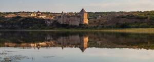 [P01] Complexul Hotin, Biserica Alexandr Nevski, Castelul și între ele Sediul „Rezervației arhitecturale Hotin” (Vedere panoramică de pe malul stâng), de la parcare se merg circa 400 de metri până la intrarea în cetate » foto by mprofeanu <span class="label label-default labelC_thin small">NEVOTABILĂ</span>
