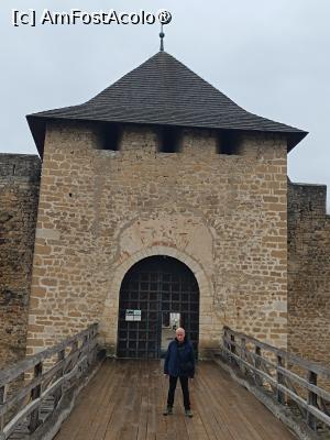 [P13] Cetatea Hotin, Castelul, Turnul de Sud, Poarta principală de acces în Castel, cu poduri mobile odinioară, azi fixe » foto by mprofeanu
 - 
<span class="allrVoted glyphicon glyphicon-heart hidden" id="av1498245"></span>
<a class="m-l-10 hidden" id="sv1498245" onclick="voting_Foto_DelVot(,1498245,22455)" role="button">șterge vot <span class="glyphicon glyphicon-remove"></span></a>
<a id="v91498245" class=" c-red"  onclick="voting_Foto_SetVot(1498245)" role="button"><span class="glyphicon glyphicon-heart-empty"></span> <b>LIKE</b> = Votează poza</a> <img class="hidden"  id="f1498245W9" src="/imagini/loader.gif" border="0" /><span class="AjErrMes hidden" id="e1498245ErM"></span>