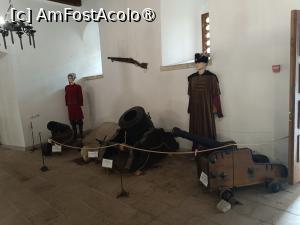 [P17] Cetatea Hotin, Castelul, Cazarma, Expoziția „Istoria și tehnologia artileriei medievale”, La parter Tunari la datorie » foto by mprofeanu
 - 
<span class="allrVoted glyphicon glyphicon-heart hidden" id="av1498249"></span>
<a class="m-l-10 hidden" id="sv1498249" onclick="voting_Foto_DelVot(,1498249,22455)" role="button">șterge vot <span class="glyphicon glyphicon-remove"></span></a>
<a id="v91498249" class=" c-red"  onclick="voting_Foto_SetVot(1498249)" role="button"><span class="glyphicon glyphicon-heart-empty"></span> <b>LIKE</b> = Votează poza</a> <img class="hidden"  id="f1498249W9" src="/imagini/loader.gif" border="0" /><span class="AjErrMes hidden" id="e1498249ErM"></span>