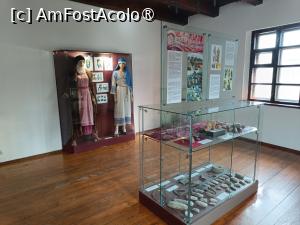 [P22] Cetatea Hotin, Castelul, Cazarma, Expoziția „Etnografie și administrație”, La etaj Costume din nord-vestul Moldovei » foto by mprofeanu
 - 
<span class="allrVoted glyphicon glyphicon-heart hidden" id="av1498254"></span>
<a class="m-l-10 hidden" id="sv1498254" onclick="voting_Foto_DelVot(,1498254,22455)" role="button">șterge vot <span class="glyphicon glyphicon-remove"></span></a>
<a id="v91498254" class=" c-red"  onclick="voting_Foto_SetVot(1498254)" role="button"><span class="glyphicon glyphicon-heart-empty"></span> <b>LIKE</b> = Votează poza</a> <img class="hidden"  id="f1498254W9" src="/imagini/loader.gif" border="0" /><span class="AjErrMes hidden" id="e1498254ErM"></span>