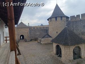 [P26] Cetatea Hotin, Castelul, Turnul din Sud (Intrarea), Turnul de sud - vest (în dreapta) cu Casa de bilete în fața lui, și Fântâna pozate de sus de la Biserică » foto by mprofeanu
 - 
<span class="allrVoted glyphicon glyphicon-heart hidden" id="av1498258"></span>
<a class="m-l-10 hidden" id="sv1498258" onclick="voting_Foto_DelVot(,1498258,22455)" role="button">șterge vot <span class="glyphicon glyphicon-remove"></span></a>
<a id="v91498258" class=" c-red"  onclick="voting_Foto_SetVot(1498258)" role="button"><span class="glyphicon glyphicon-heart-empty"></span> <b>LIKE</b> = Votează poza</a> <img class="hidden"  id="f1498258W9" src="/imagini/loader.gif" border="0" /><span class="AjErrMes hidden" id="e1498258ErM"></span>