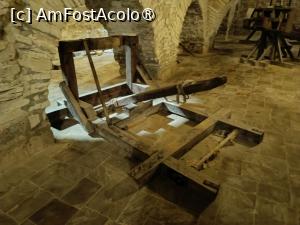 [P33] Cetatea Hotin, Castelul, Cazarma, Pivnița, Expoziția „Instrumente de Asediu și Apărare în Evul Mediu”, Catapultă » foto by mprofeanu
 - 
<span class="allrVoted glyphicon glyphicon-heart hidden" id="av1498265"></span>
<a class="m-l-10 hidden" id="sv1498265" onclick="voting_Foto_DelVot(,1498265,22455)" role="button">șterge vot <span class="glyphicon glyphicon-remove"></span></a>
<a id="v91498265" class=" c-red"  onclick="voting_Foto_SetVot(1498265)" role="button"><span class="glyphicon glyphicon-heart-empty"></span> <b>LIKE</b> = Votează poza</a> <img class="hidden"  id="f1498265W9" src="/imagini/loader.gif" border="0" /><span class="AjErrMes hidden" id="e1498265ErM"></span>